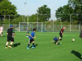 Laatste training S.K.N.W.K. JO10-1 van seizoen 2022-2023 (partijtje tegen de ouders) (105/165)